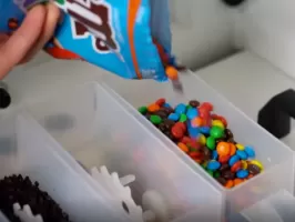 In che modo la modalità notturna dei distributori automatici di gelato bilancia risparmio energetico e vendite?